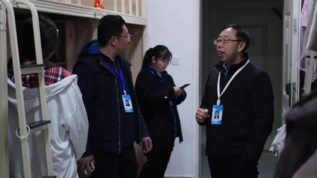 党建引领聚合力 暖心走访践初心丨校级班子带队深入学生宿舍听心声、解难题