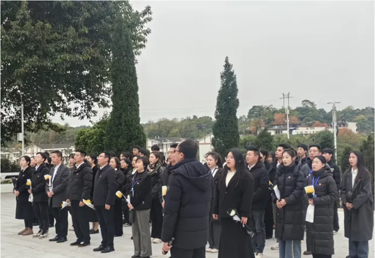 缅怀革命先烈，传承红色精神——遂宁职业学院五年高职学院祭扫活动